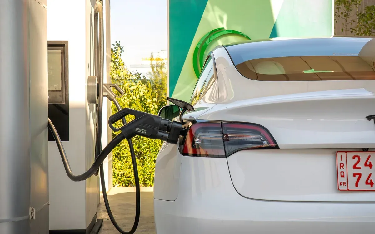 特斯拉 Model 3 正在充电站充电（真实照片）