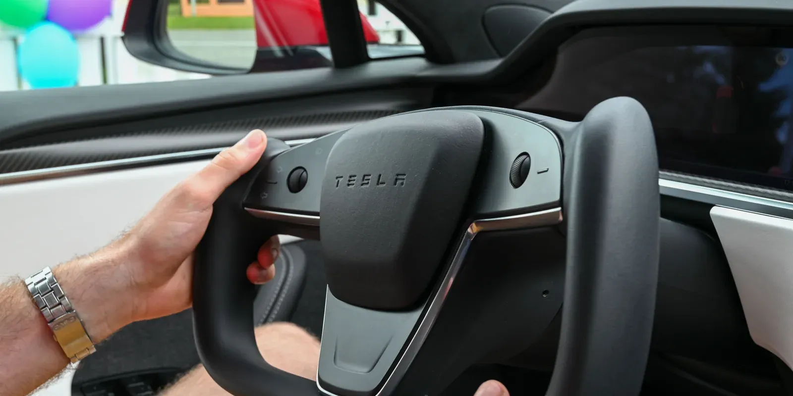 特斯拉 Yoke 异形方向盘特写（车标可见 TESLA）